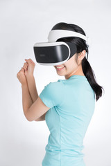 VRヘッドセットを装着した女性