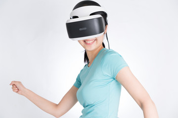 VRヘッドセットを装着した女性