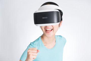 VRヘッドセットを装着した女性