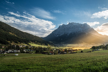 Fototapeta premium Zugspitzblick am frühen Morgen
