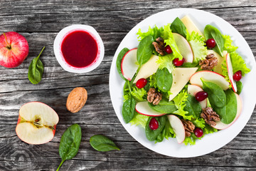 apple, spinach, cheese, lettuce leaves Frise, caramelized walnut
