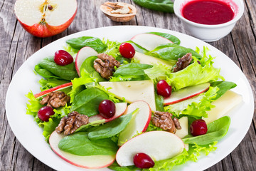 apple, spinach, cheese, lettuce leaves Frise, caramelized walnut