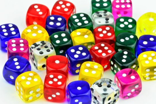 Bunte Spielw&uuml;rfel vor wei&szlig;em Hintergrund
