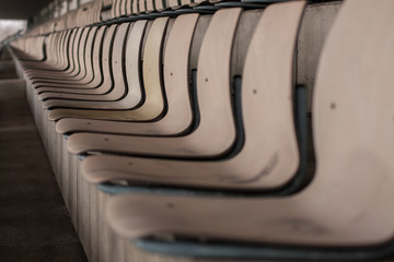 Leere Stühle in einer Reihe auf einer Tribüne