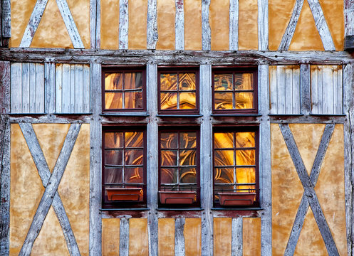 Reflets de la cathédrale de Troyes dans une fenêtre