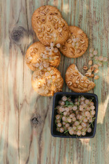 Harvesting bunch currants with cakes