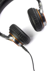 Auriculares color naranja sobre fondo blanco