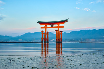 Obraz premium Pływająca brama Torii w Miyajima w Japonii