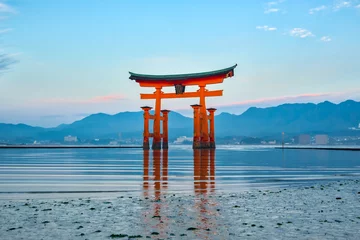 Gardinen Das schwimmende Torii-Tor in Miyajima, Japan © orpheus26