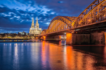 Fototapeta premium Cologne Cathedral at night in Cologne, Germany