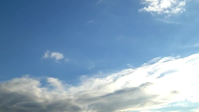 blauer Himmel mit wei&szlig;en Wolken im Zeitraffer
