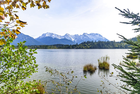 Herbst am Bramsee mit Blick auf das verschneite Karwendelgebirge