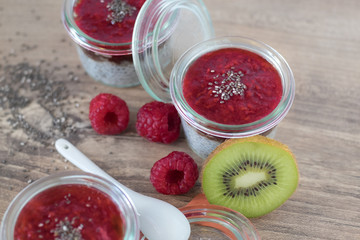 Gesunder Chiasamen Dessert auf Holz