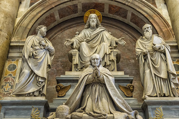  A sculpture in St. Peter's basilica featuring Jesus, Saint Paul, Saint Peter and a pope