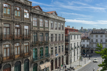 Historische Gebäude in Porto, Portugal, vor blauem Himmel