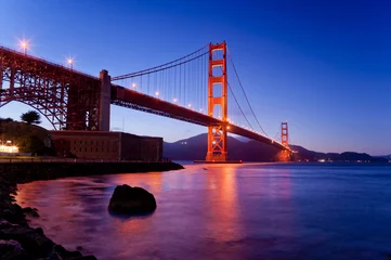 Photo sur Plexiglas Pont du Golden Gate Twilight Golden gate bridge in elevation angle from bay in San Francisco California USA