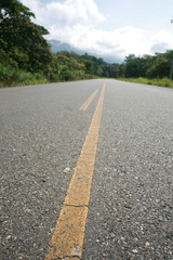 ligne jaune, route du costa rica