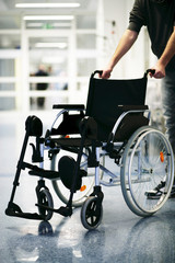 Fototapeta premium Hand am Rollstuhl