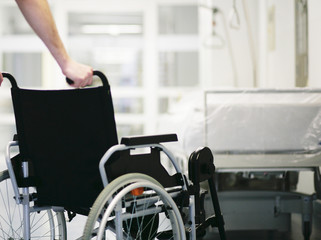 Obraz premium Ręka na wózku inwalidzkim