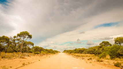 Mammatus Unwetter Wolken über Outback Straße in Australien