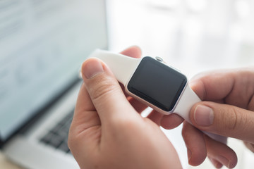 Using smart watch in office for work