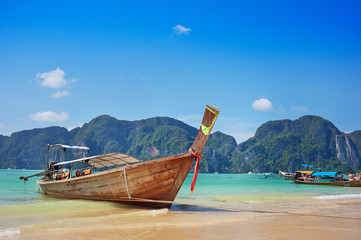 Obraz premium Longtail boat in the beautiful sea over clear sky