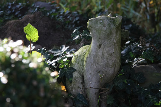 Katzenskulptur im Garten