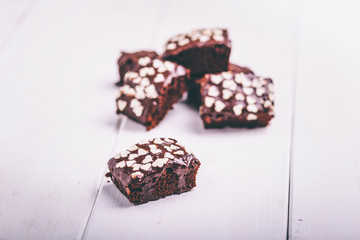 Leckerer Brownie mit Schokolade überzogen