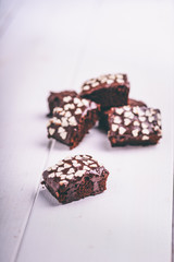 Leckerer Brownie mit Schokolade überzogen