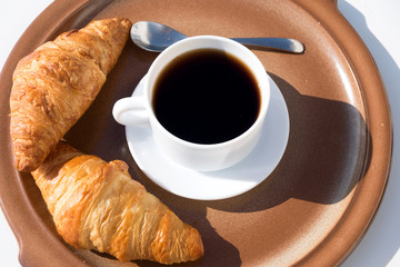 Frische Croissants und eine Tasse Kaffee