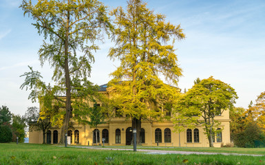 Fototapeta na wymiar Bunte Herbstlandschaft, Villa im Park