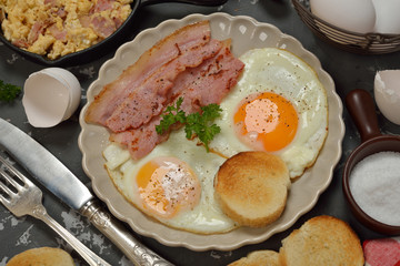 Scrambled eggs with bacon