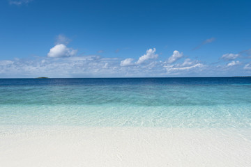 Fototapeta na wymiar モルディブ 海 砂浜 ビーチ