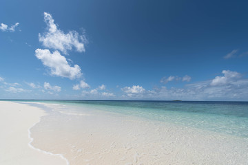 モルディブ 砂浜 水平線 波