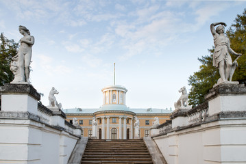 Obraz premium medieval estate and statue in Arkhangelsk Russia
