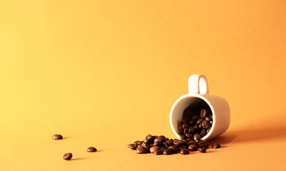 Fototapeta premium tazza bianca con chicchi di caffè