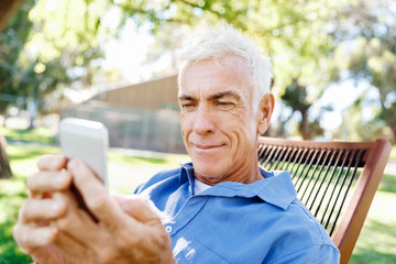 Obraz premium LoMature man outdoors using mobile phone