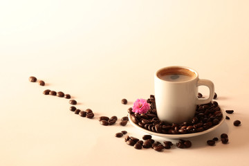 Fototapeta premium tazza di caffè su chicchi di caffè