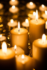 bougies dorées dans la nuit