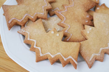 biscotti per Halloween su piatto su tavolo di legno