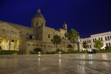 Fototapeta na wymiar Duomo di Palermo, di sera