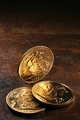 britische Sovereign Goldmünzen auf rustikalem Holztisch