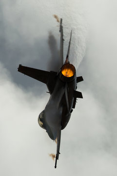 fighter jet in a high g turm