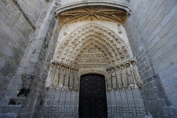Fototapeta premium Puerta norte,de los Apóstoles en Catedral de Cristo Salvador de Ávila templo de culto católico Castilla y León, España. Fué fortaleza, y su ábside uno de los cubos de la muralla de la ciudad.