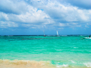 Obraz premium sailboat in the azure tropical ocean