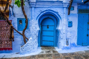  Traditionele blauwe deur op een oude straat in Medina van Chefchaouen, Marokko © Mariana Ianovska