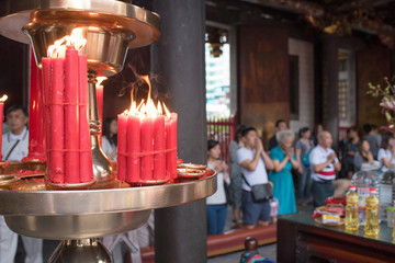 Obraz premium Offering candles and praying people at Longshan Temple in Taipei, Taiwan 台湾・台北の寺院 龍山寺