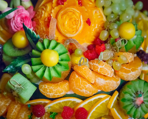 Большая украшенная корзина разнообразных фруктов