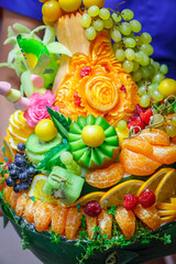 Большая украшенная корзина разнообразных фруктов