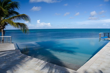 Fototapeta na wymiar Beautiful Caribbean sunrise next to an infinity pool
